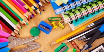 Δεν πετώ … χαρίζω σχολικά είδη