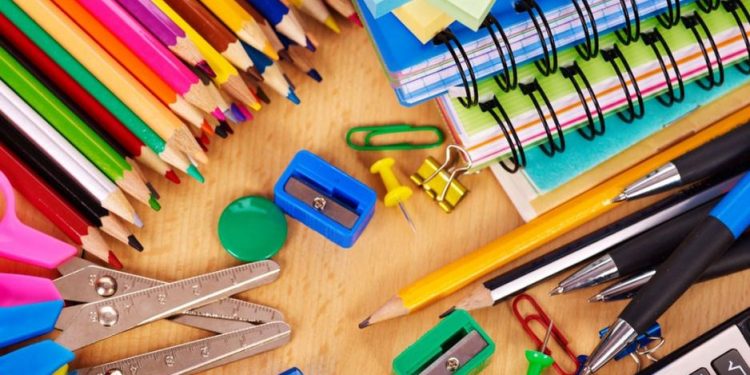 Δεν πετώ … χαρίζω σχολικά είδη