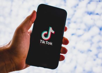 Focus Bari: Καθολική η χρήση του internet μέσω smartphone στην Ελλάδα – Απογείωση του TikTok