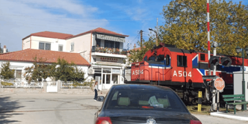 Έβρος: Με σηκωμένες μπάρες πέρασε τρένο σε κατοικημένη περιοχή δίπλα σε παιδιά