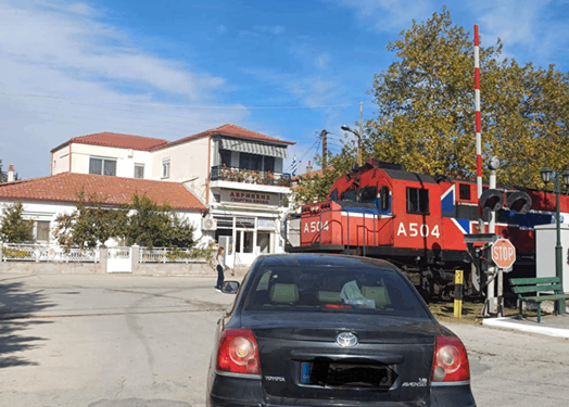 Έβρος: Με σηκωμένες μπάρες πέρασε τρένο σε κατοικημένη περιοχή δίπλα σε παιδιά