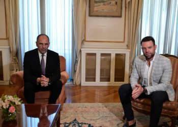 Αλεξανδρούπολη: Ο υπουργός Εξωτερικών Γιώργος Γεραπετρίτης και ο Στέφανος Κασσελάκης στην παρέλαση της 28ης Οκτωβρίου