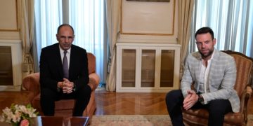 Αλεξανδρούπολη: Ο υπουργός Εξωτερικών Γιώργος Γεραπετρίτης και ο Στέφανος Κασσελάκης στην παρέλαση της 28ης Οκτωβρίου