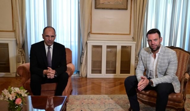 Αλεξανδρούπολη: Ο υπουργός Εξωτερικών Γιώργος Γεραπετρίτης και ο Στέφανος Κασσελάκης στην παρέλαση της 28ης Οκτωβρίου