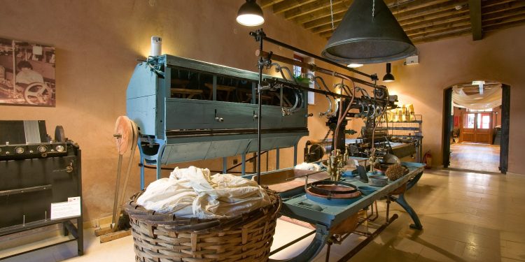 Μουσείο Τέχνης Μεταξιού: “Ό,τι κρύβει η καρδιά της, το μαρτυράει η ποδιά της”