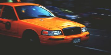 Έρχονται πρόστιμα σε ΤΑΞΙ χωρίς αυτοκόλλητο για πληρωμές POS