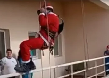 ΠΓΝΑ: Πυροσβέστες ντύθηκαν Άγιοι Βασίληδες για τα παιδιά της Παιδιατρικής Κλινικής