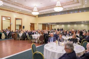 Κόσμος στην εκδήλωση κοπής βασιλόπιτας του Ιστορικού Μουσείου Αλεξανδρούπολης, γεμάτος ενθουσιασμό και χαρά.