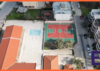 Ανακαινισμένο υπαίθριο γήπεδο μπάσκετ σε σχολείο του Δήμου Αλεξανδρούπολης με νέο τάπητα και διαγραμμίσεις.