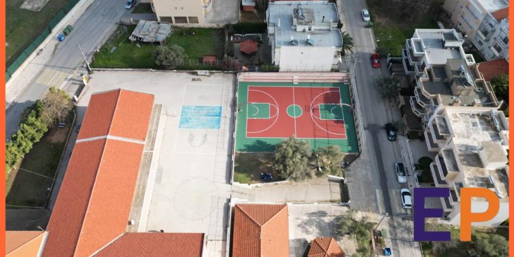 Ανακαινισμένο υπαίθριο γήπεδο μπάσκετ σε σχολείο του Δήμου Αλεξανδρούπολης με νέο τάπητα και διαγραμμίσεις.