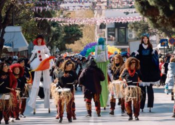 Κυριακάτικη καρναβαλική παρέλαση με χρώματα, χορό και παιδικά χαμόγελα.