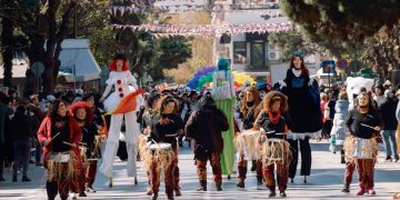 Κυριακάτικη καρναβαλική παρέλαση με χρώματα, χορό και παιδικά χαμόγελα.