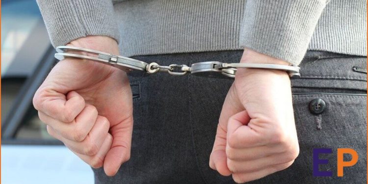 Σύλληψη ημεδαπού στην Κομοτηνή για κλοπή πορτοφολιού και παράνομη χρήση τραπεζικών καρτών.