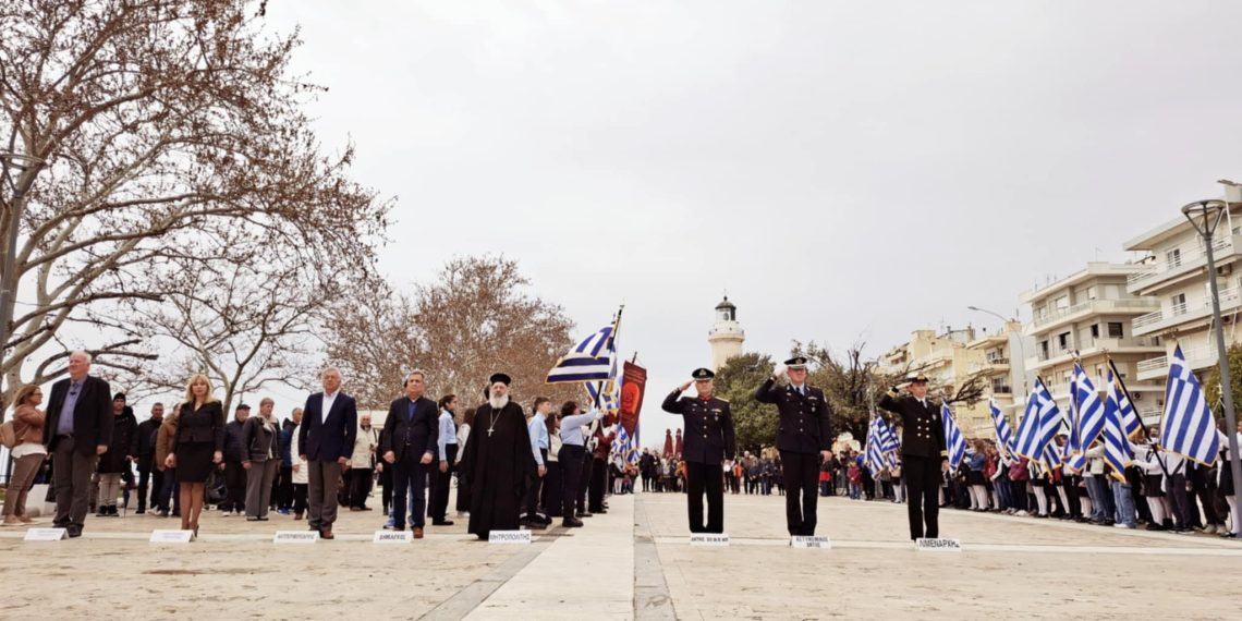 Κατάθεση στεφάνων στο Ηρώο της Δόμνας Βισβίζη προς τιμήν των ηρώων του 1821.