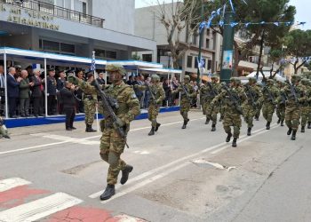 Παρέλαση στην Αλεξανδρούπολη για την 25η Μαρτίου, με μαθητές και Ένοπλες Δυνάμεις.
