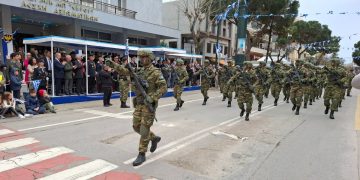 Παρέλαση στην Αλεξανδρούπολη για την 25η Μαρτίου, με μαθητές και Ένοπλες Δυνάμεις.