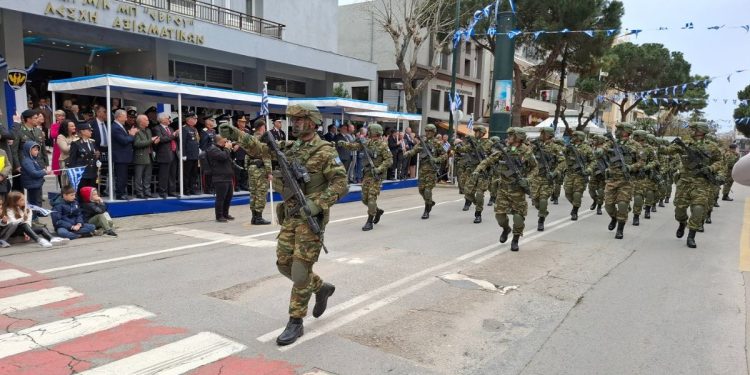 Παρέλαση στην Αλεξανδρούπολη για την 25η Μαρτίου, με μαθητές και Ένοπλες Δυνάμεις.
