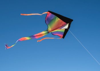 Ασφαλές πέταγμα χαρταετού μακριά από ηλεκτροφόρα καλώδια.