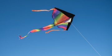 Ασφαλές πέταγμα χαρταετού μακριά από ηλεκτροφόρα καλώδια.