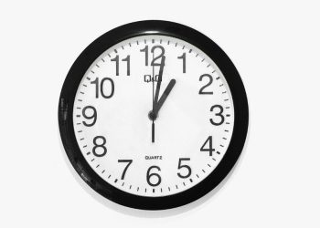 Ρολόγια που δείχνουν την αλλαγή ώρας με μία ώρα μπροστά.