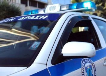 Αστυνομικοί ερευνούν κατάστημα στην Καβάλα μετά από κλοπή