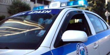 Αστυνομικοί ερευνούν κατάστημα στην Καβάλα μετά από κλοπή