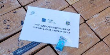 Συσκευασίες κοκαΐνης που κατασχέθηκαν από την ΑΑΔΕ και την Ελληνική Αστυνομία.