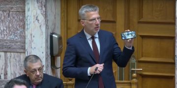 Σφοδρή πολιτική αντιπαράθεση στη Βουλή: Σκέρτσος κατά Φάμελλου – Η φωτογραφία από τη σύσκεψη για το Μάτι