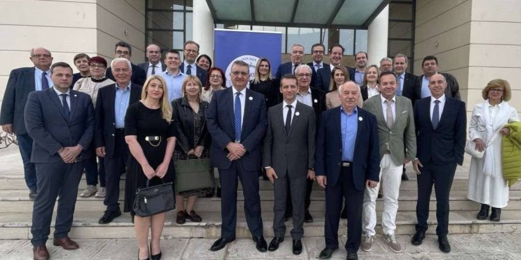 Σύνοδος Προέδρων Ιατρικών Συλλόγων στην Αλεξανδρούπολη, με διακεκριμένους ομιλητές και θεσμικούς εκπροσώπους να συμμετέχουν σε σημαντικές θεματικές ενότητες για την ιατρική εκπαίδευση και τις προκλήσεις του κλάδου.