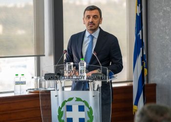 Ο Υφυπουργός Προστασίας του Πολίτη, Ιωάννης Λαμπρόπουλος, κατά τη διάρκεια της τελετής παράδοσης-παραλαβής.