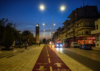 Παραλιακή άποψη της Αλεξανδρούπολης με τον φάρο στο βάθος