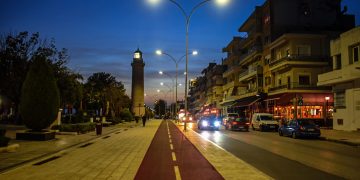 Παραλιακή άποψη της Αλεξανδρούπολης με τον φάρο στο βάθος