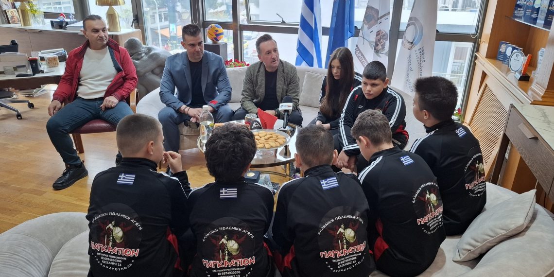 Νεαροί αθλητές της Ελληνικής Πολεμικής Αγωγής κερδίζουν μετάλλια στο Πανελλήνιο Πρωτάθλημα Παγκρατίου.
