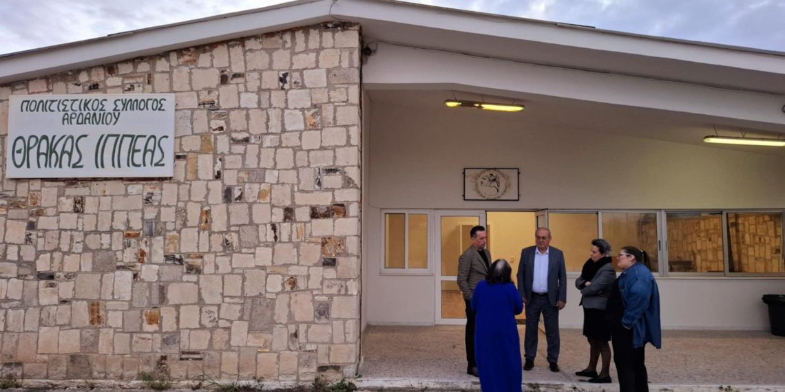 Γυναίκα υφαίνει σε παραδοσιακό αργαλειό στο Αρδάνιο.