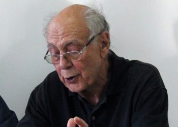 Ο Αλέξης Πολίτης, νεοελληνιστής και καθηγητής, με σημαντική συμβολή στις ανθρωπιστικές επιστήμες, έφυγε από τη ζωή, αφήνοντας κενό στις νεοελληνικές σπουδές και στην ακαδημαϊκή κοινότητα.