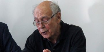 Ο Αλέξης Πολίτης, νεοελληνιστής και καθηγητής, με σημαντική συμβολή στις ανθρωπιστικές επιστήμες, έφυγε από τη ζωή, αφήνοντας κενό στις νεοελληνικές σπουδές και στην ακαδημαϊκή κοινότητα.