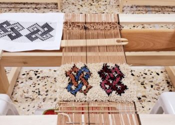 Παραδοσιακός αργαλειός με υφαντό σε εξέλιξη στο Αρδάνιο.