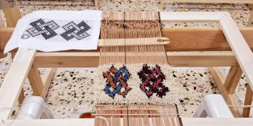 Παραδοσιακός αργαλειός με υφαντό σε εξέλιξη στο Αρδάνιο.