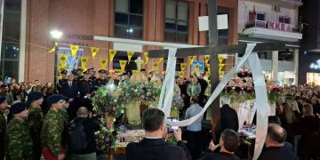 Ο στολισμένος Επιτάφιος υπό το φως των κεριών, με πλήθος πιστών σε πομπή νυχτερινής κατάνυξης.