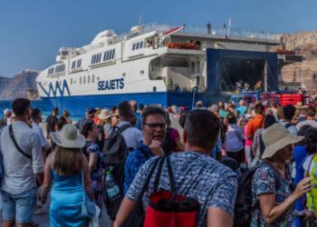 Κίνηση και μέτρα στα λιμάνια της Αττικής για την έξοδο των εκδρομέων του Πάσχα 2025.