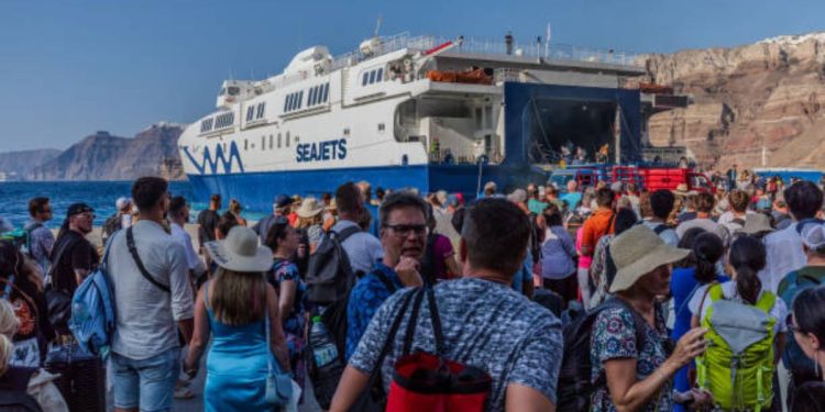 Κίνηση και μέτρα στα λιμάνια της Αττικής για την έξοδο των εκδρομέων του Πάσχα 2025.