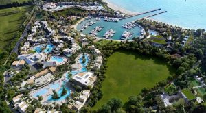 Τουρίστες σε ελληνικό ξενοδοχείο με θέα στο Αιγαίο την Πασχαλινή περίοδο