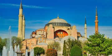 Κάτοικοι βγαίνουν στους δρόμους μετά τον σεισμό 6,2 Ρίχτερ κοντά στην Κωνσταντινούπολη