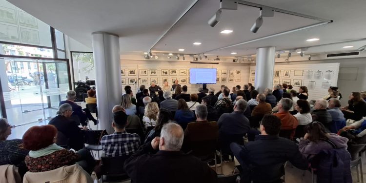 Στιγμιότυπο από την ημερίδα για την Τεχνητή Νοημοσύνη στο Ιστορικό Μουσείο Αλεξανδρούπολης, με τη συμμετοχή ομιλητών και κοινού.