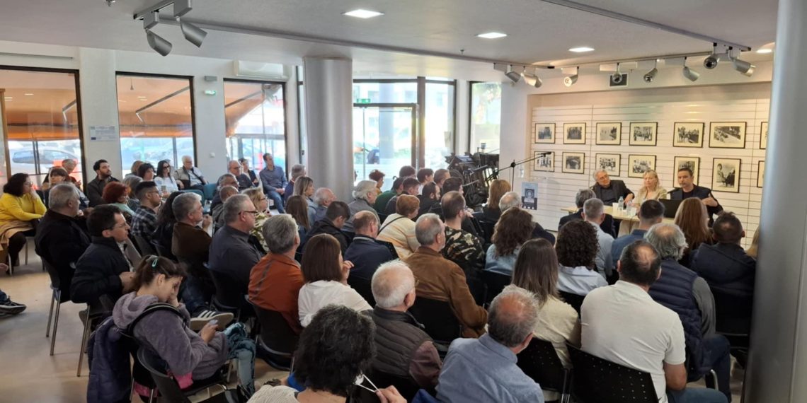 Ομιλητές και κοινό συμμετέχουν σε ημερίδα για την Τεχνητή Νοημοσύνη στο Ιστορικό Μουσείο Αλεξανδρούπολης.