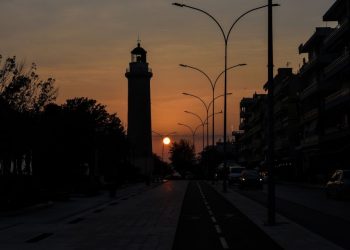 Πεζόδρομος στην παραλιακή ζώνη της Αλεξανδρούπολης με πεζούς το βράδυ