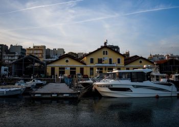 Παιδιά ζωγραφίζουν σημαιάκια σε εικαστικό εργαστήρι με αφορμή τα Ελευθέρια της Αλεξανδρούπολης