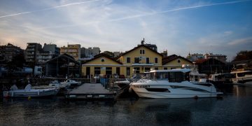 Παιδιά ζωγραφίζουν σημαιάκια σε εικαστικό εργαστήρι με αφορμή τα Ελευθέρια της Αλεξανδρούπολης