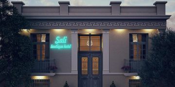 : Παραδοσιακά προϊόντα της Θράκης σε ξύλινο τραπέζι – κρασί, ελαιόλαδο, μέλι και χειροποίητα εδέσματα