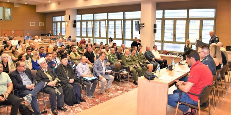 Εκδήλωση ημερίδας για την προστασία των ζώων στην Κομοτηνή με συμμετοχή αστυνομικών και ειδικών ομιλητών.